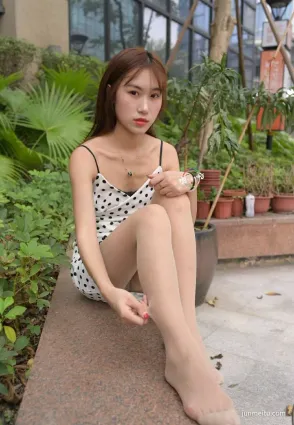 街拍絲襪腳美女 真實抄底無内褲p
