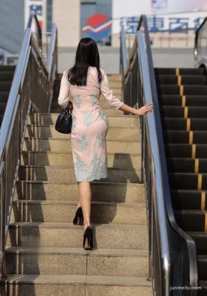 街拍旗袍美少婦纖巧削細，格外的奪目鮮潤