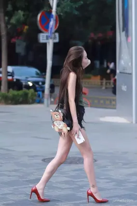 街拍迷人的緊身短褲，讓整個夏天不缺色彩