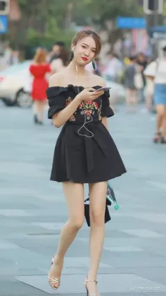 街拍美女别歪頭朝我笑了，這誰扛得住呀？