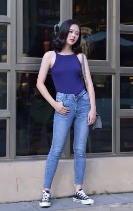 緊身牛仔褲與身材的完美貼合，美女所以如此迷人