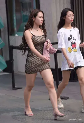 街拍網眼連衣裙配高跟鞋，盡顯優雅成熟氣質