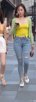 街拍豐臀美女不論是穿搭還是走姿，都是非常霸氣的