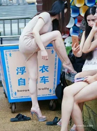真實街拍抄底裙底，美女叉腿險走光圖