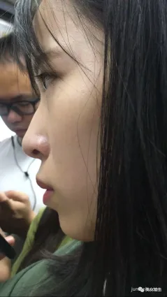偷拍街拍 | 地鐵美女白皙的皮膚很美，離罩露乳走光啦