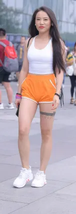 街拍吧一般緊身款式的熱褲大受人們的歡迎