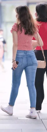 街拍長腿美女穿緊身牛仔褲，簡直是撩人沒商量