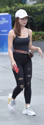 韓國美女街拍吊帶背心搭配緊身牛仔褲，盡顯成熟的氣質