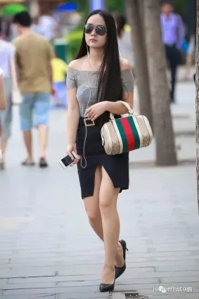 街拍露底高開叉短裙不小心走光，故意漏出白内内