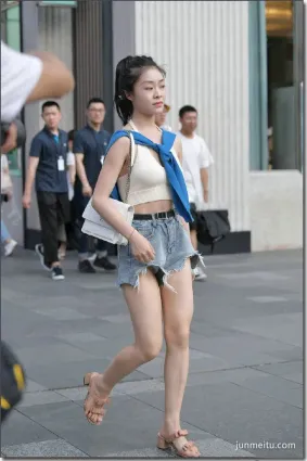 街拍抄底美女高腰闊腿牛仔短褲走光露内内
