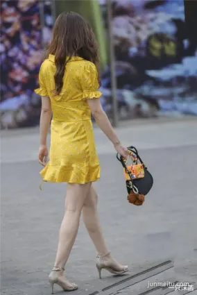 街拍碎花裙熟女，左右搖曳的姿态大方得體