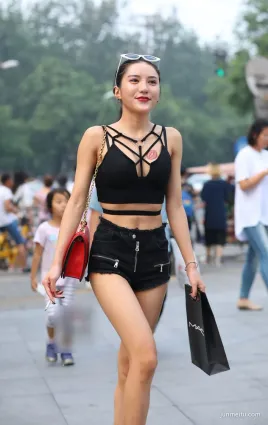 街拍小姐姐低胸裝顯豐滿上圍，胸口紅唇印誰留下的？