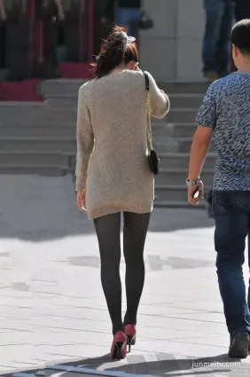 街拍絲襪身材蠻妖娆的苗條性感美少婦