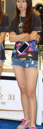 重慶美女街拍牛仔熱褲白皙修長雙腿氣質漂亮妹紙