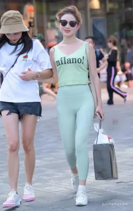 街拍綠色瑜伽褲小姐姐