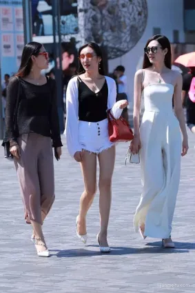 街拍高挑大長腿氣質墨鏡三個靓麗性感長發氣質美女