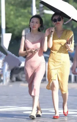 街拍美女考驗身材的粉色吊帶裙，辣媽是真敢穿