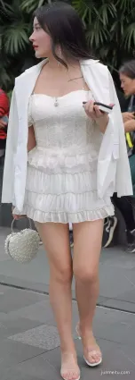街拍美腿美女蕾絲短裙凸顯成熟典雅之美