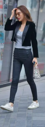 街拍黑色緊身牛仔褲大長腿氣質美女