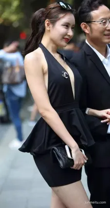街拍美女難道隻有成功的男人才有擁有美的權力？
