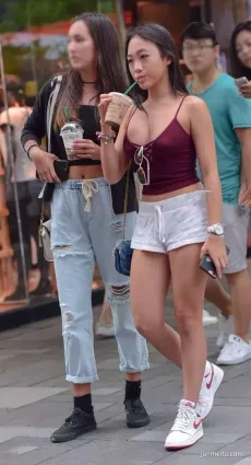 街拍美女吊帶熱褲給人無限的性感與遐想