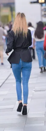街拍緊身破洞牛仔褲修長雙腿渾圓挺翹時尚氣質漂亮女郎