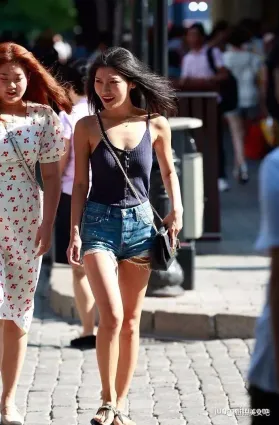街拍黑裡俏！
