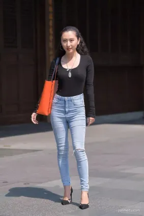 街拍穿牛仔長褲，身材豐腴