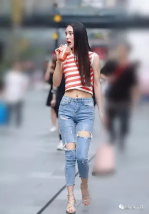 街拍披肩長發淺藍緊牛時尚穿搭顔值高身段好