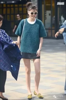 街拍秋裝美女下半身實在抗凍！（組圖）