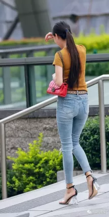 街拍高挑大長腿身材姣好高跟緊身牛仔褲飽滿渾圓氣質女郎