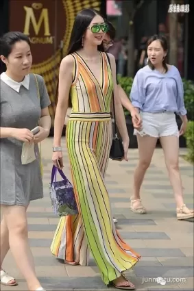街拍讓人鼻血狂噴的魔鬼身材美女！（組圖）