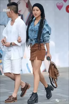 街拍玉腿林立熱褲美女秀光腿！（組圖）