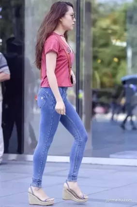 街拍緊身牛仔褲挺翹渾圓小蠻腰飽滿堅挺白皙氣質女郎
