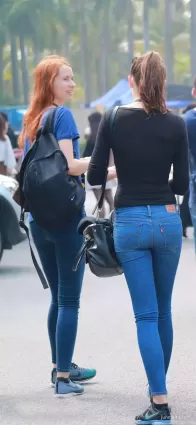 街拍高挑緊身牛仔褲豐腴大長腿渾圓挺翹飽滿氣質洋女郎