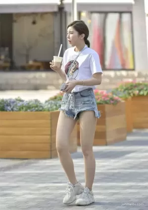 街拍超短熱褲的奶茶妹子