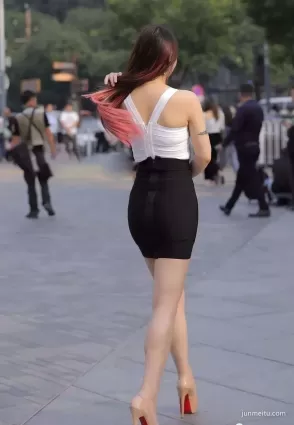 街拍黑色包臀裙氣質美女
