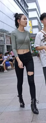 街拍高挑黑色緊身破洞牛仔大長腿美女