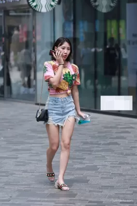 街拍身邊走過的長腿牛仔短裙清秀美女17張
