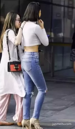 街拍身材豐腴高挑牛仔長褲性感少婦