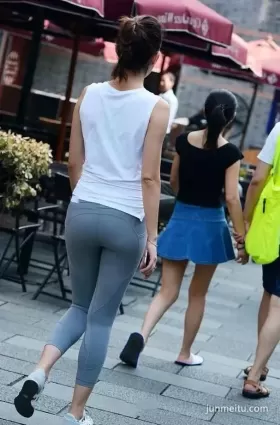 街拍高挑緊身褲修長雙腿挺翹渾圓小蠻腰好身材氣質女郎