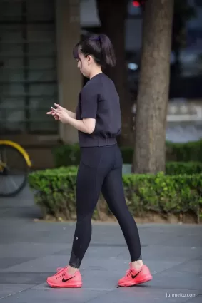 街拍性感的黑色緊身褲翹臀小美眉
