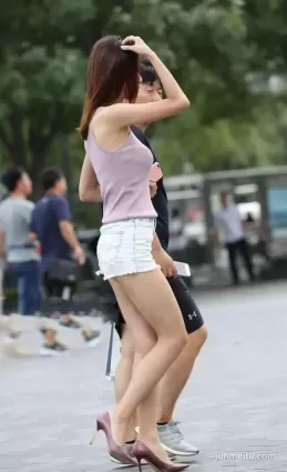 街拍美女 | 時尚高挑熱褲大長腿女郎
