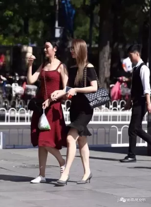街拍般般入畫，黑裙，從側門看是……