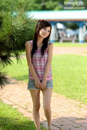 果子MM《Lovely 果子 Fruit with Barbie Attire》牛仔熱褲系列 寫真集