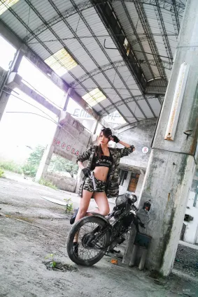 台灣美女蔡譯心Candice《南港廢墟外拍》寫真集
