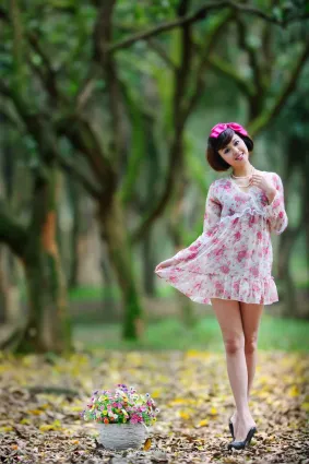 台灣妹子尹芝《唯美花色連衣裙外拍》寫真集