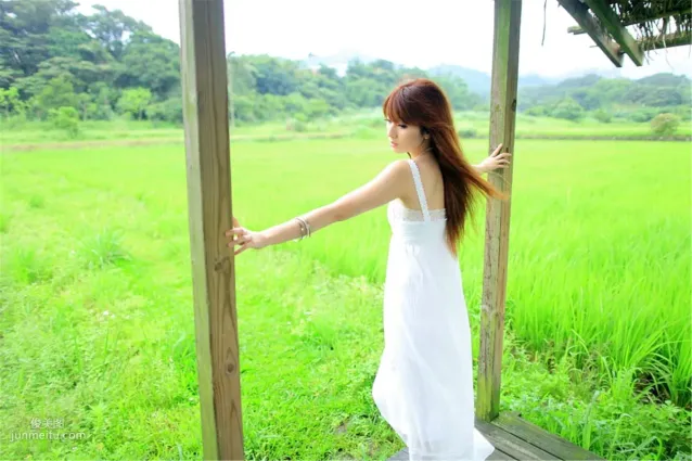 台灣正妹小靜《農場初夏田園風光》唯美白裙系列 寫真集