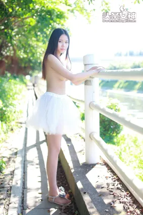 小雨《野外極緻露出》 [頭條女神] 寫真集