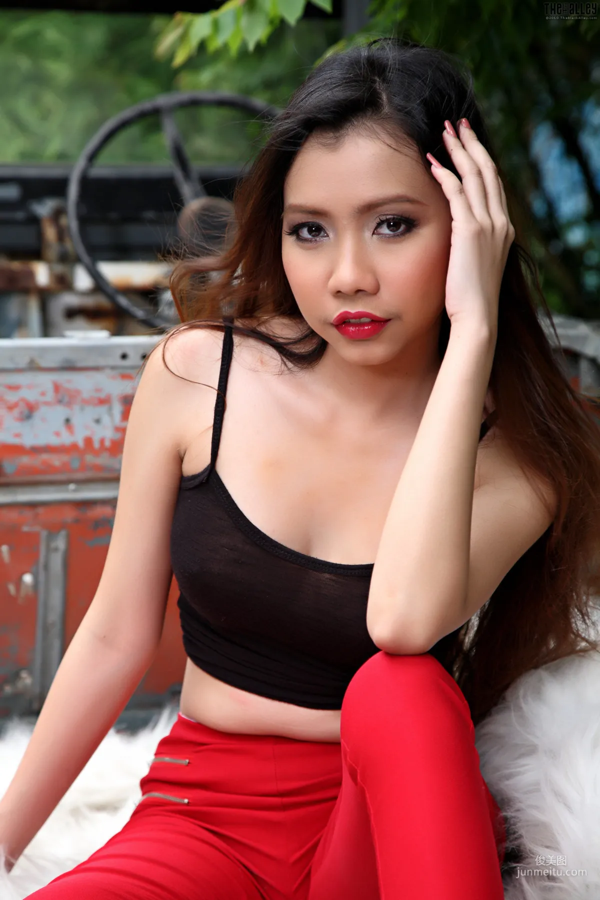 Mayavee《小背心+红色紧身裤》 [The Black Alley] 写真集1